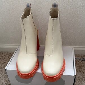 Sorel Chelsea Pull On Cream and Orange Heeled Boots size 7.5